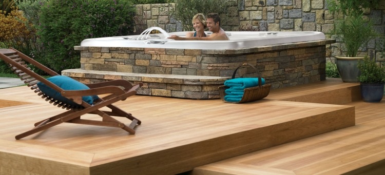 bain à remous-extérieur-revêtement-pierre-terrasse-bois